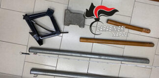 Maxi rissa con bastoni e cric fuori ad un bar nel Napoletano: 10 arrestati e 4 denunciati