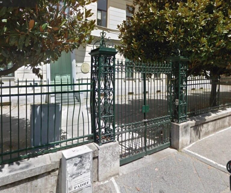 Casa dell’ex custode del plesso Marconi a Casaluce occupata non si sa a che titolo, Uniti per cambiare: “Il sindaco Tatone non sa, non vede e non sente”