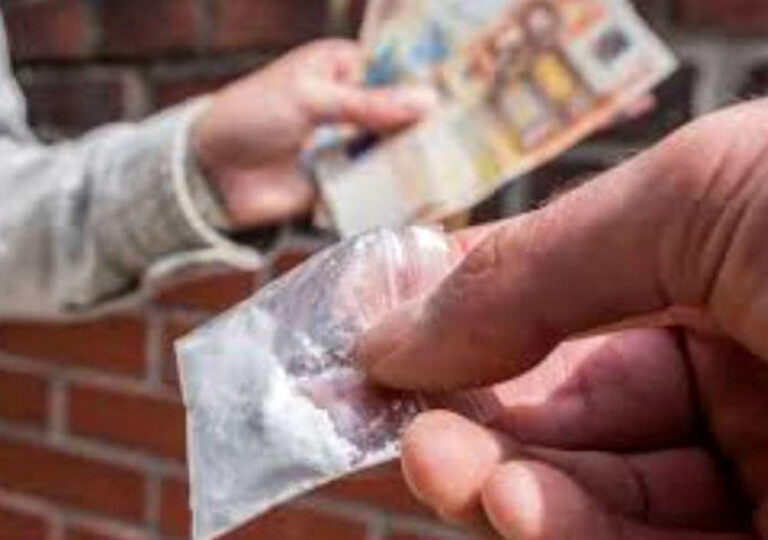 Pusher 16enne fermato a Scampia con 211 dosi di droga tra cocaina, crack e cobret