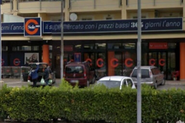 Assalto armato a Santa Maria Capua Vetere, rubato l’incasso del supermercato: è caccia ai responsabili