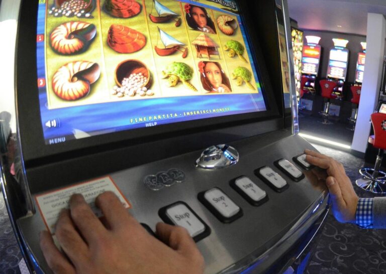 Napoli, sequestrate slot machine: multa da 30mila euro