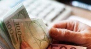 Maxi truffa a pensionata, firma un modulo e si ritrova ad aver acquistato una Bibbia da 22.500 euro