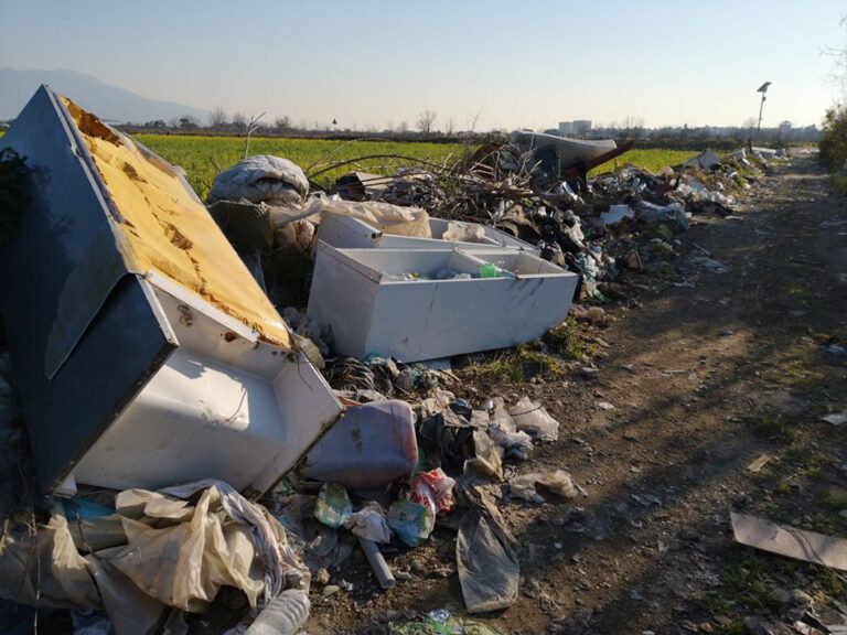 FOTOGALLERY L’INCHIESTA/6 Storie di (stra)ordinario degrado, le strade fatte di monnezza a Caivano e Afragola