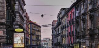 Napoli, lavori abusivi all’esterno di una boutique di abbigliamento in via Toledo: nei guai operai e titolare dell’attività