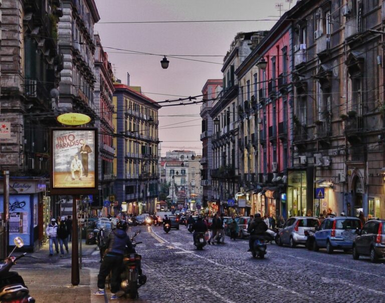 Napoli, lavori abusivi all’esterno di una boutique di abbigliamento in via Toledo: nei guai operai e titolare dell’attività