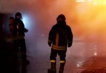 Maxi incendio in Irpinia, a fuoco azienda traslochi: pompieri a lavoro nella notte