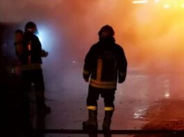 Maxi incendio in Irpinia, a fuoco azienda traslochi: pompieri a lavoro nella notte
