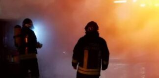 Maxi incendio in Irpinia, a fuoco azienda traslochi: pompieri a lavoro nella notte