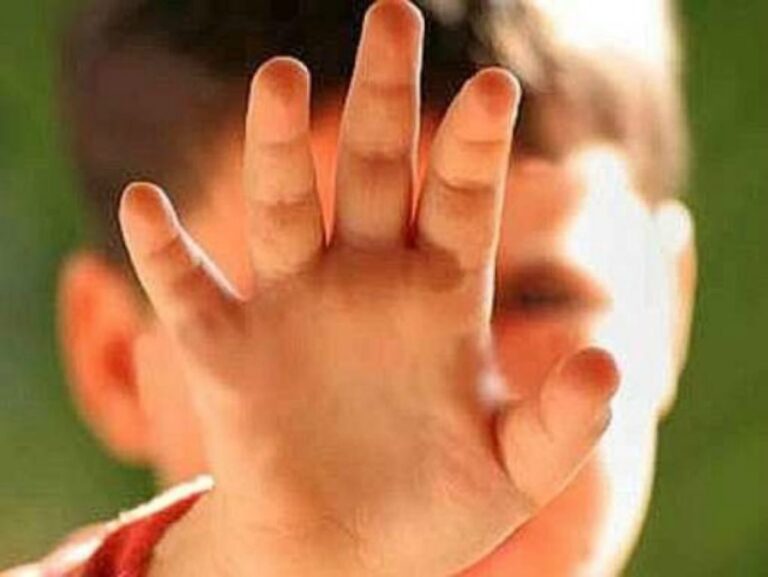 Parete, bimbi picchiati a scuola: maestra incastrata da una mamma