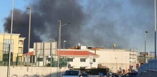 FOTO Terrore nel Napoletano, in fiamme mobilificio: interviene il nucleo batteriologico e radiologico. Gli inquirenti non escludono nessuna pista