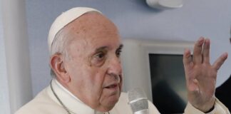 Benedizione coppie gay, Papa Francesco: “Riguarda le persone, non le associazioni Lgbt”