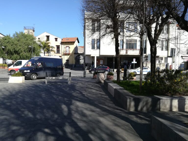 FOTO SUCCIVO Blitz di 20 carabinieri al Comune, acquisite le carte relative al campo sportivo e altri atti amministrativi