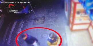 Napoli, sedicenne accoltellato a corso Garibaldi mentre rientrava dagli allenamenti di calcio: denunciati quattro minorenni