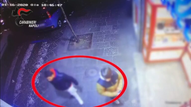 Napoli, sedicenne accoltellato a corso Garibaldi mentre rientrava dagli allenamenti di calcio: denunciati quattro minorenni