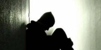 Dramma familiare nel Napoletano, 15enne va a scuola anche fuori orario di lezioni per sfuggire alle violenze del padre: denunciato il genitore