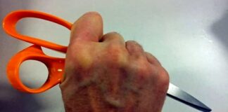 Tentato omicidio nel Casertano, colpisce la moglie alla schiena con delle forbici: 52enne dai domiciliari al carcere