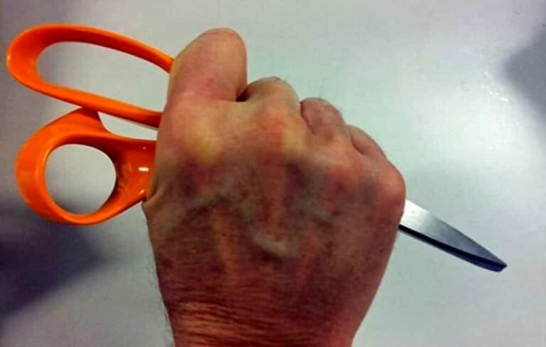Tentato omicidio nel Casertano, colpisce la moglie alla schiena con delle forbici: 52enne dai domiciliari al carcere