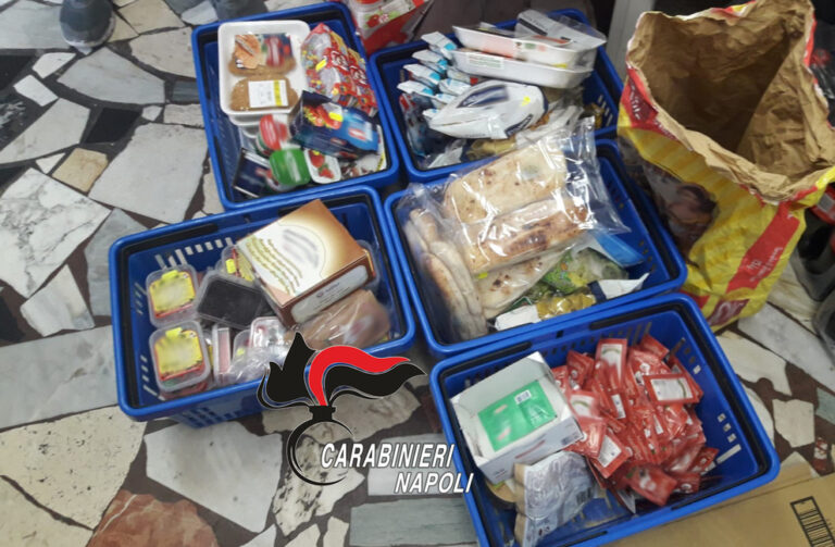 Sicurezza alimentare, blitz dei carabinieri in un supermarket di Ischia: cibi scaduti ancora in vendita. Multa da 4mila euro al titolare