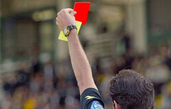 Incredibile allo stadio nel Casertano, giocatore viene espulso e tifoso picchia l’arbitro: medicato in ospedale