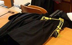 Incredibile nel Casertano, raggirano il prete malato e gli sottraggono quasi 900mila euro: condannati la perpetua, il marito e l’ex vescovo di Alife-Caiazzo