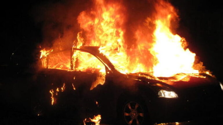 Napoli, auto in fiamme all’alba: indagano i carabinieri