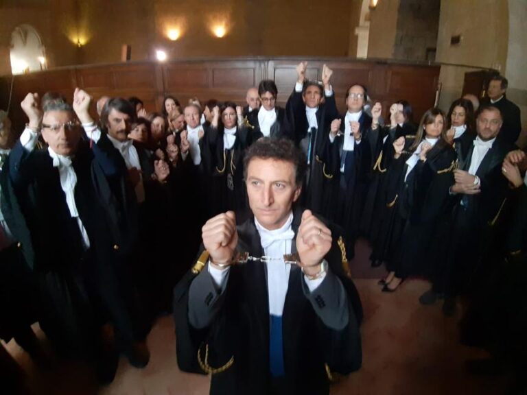 Riforma Bonafede sulla prescrizione, l’Ordine degli Avvocati di Napoli in protesta: si presentano in manette all’apertura dell’Anno Giudiziario