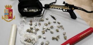 Napoli, cercano di disfarsi della droga ma vengono scoperti: arrestati due fratelli di 25 e 21 anni con in casa una balestra, un coltello e una mazza da baseball