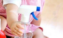 Tragedia sfiorata ad Aversa, bambino di un anno e mezzo ingerisce liquido per vetri: immediata la corsa in ospedale