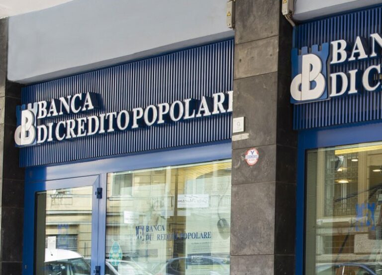 Marcianise, assalto armato fuori alla filiale della Banca di Credito Popolare: colpo da 100mila euro. Banditi in fuga col bottino