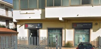 Ordigno esplode davanti all’ingresso della Banca Popolare di Bari a Giugliano, ladri in fuga a mani vuote: indagano i carabinieri
