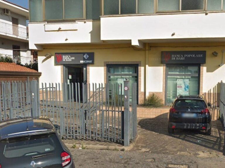 Ordigno esplode davanti all’ingresso della Banca Popolare di Bari a Giugliano, ladri in fuga a mani vuote: indagano i carabinieri