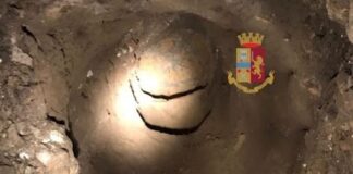 Napoli, proprietaria di un negozio sente rumori dal sottosuolo e allerta la polizia: sventato colpo della banda del buco