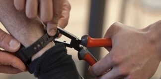 Pompei, taglia braccialetto elettronico per raggiungere la casa protetta della moglie: arrestato 42enne