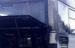 Incendio improvviso sul bus di linea a Caserta, paura tra i passeggeri: intervengono i vigili del fuoco