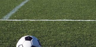 Calcio malato, il derby Sant’Antonio Abate-Ercolanese sospeso per rissa: tifosi si picchiano in campo con spranghe