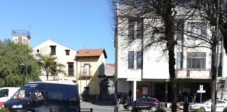 VERGOGNA A SUCCIVO Post su Facebook contro i carabinieri dopo il blitz al municipio per indagare sull’appalto milionario del campo sportivo: “Una carnevalata. Auto, camionette, mortaletti e tric trac”