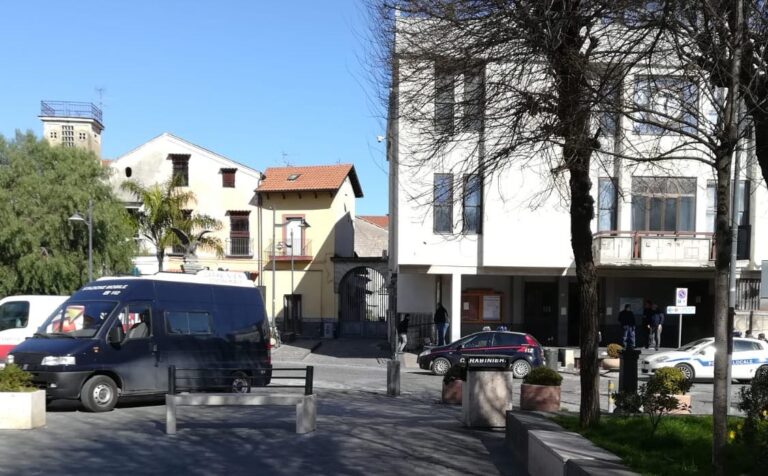 VERGOGNA A SUCCIVO Post su Facebook contro i carabinieri dopo il blitz al municipio per indagare sull’appalto milionario del campo sportivo: “Una carnevalata. Auto, camionette, mortaletti e tric trac”
