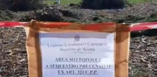 VIDEO Acerra, dipendenti del Comune scaricano da tempo rifiuti in un terreno: i carabinieri sequestrano l’intera area