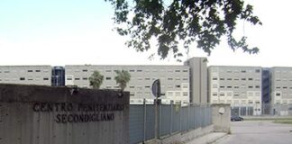 “Entrato il Covid-19 nel carcere, aiutateci” Tensione nel penitenziario di Secondigliano: accertamenti su un detenuto con la febbre posto in isolamento