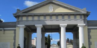 Incredibile ad Acerra, coppia di focosi amanti sorpresi a fare sesso nel cimitero