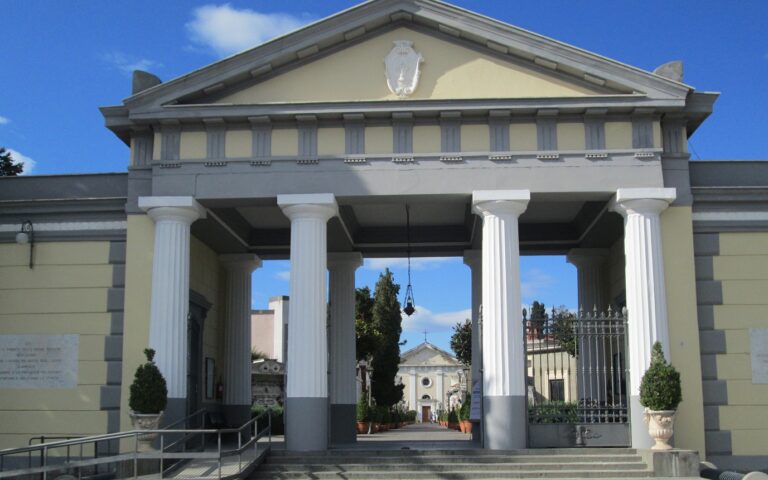 Incredibile ad Acerra, coppia di focosi amanti sorpresi a fare sesso nel cimitero