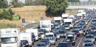 Esodo estivo, weekend di grandi partenze: traffico da bollino nero. Temperature roventi in 14 città