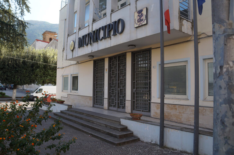 Raid a San Felice a Cancello, nella notte banda di ladri assalta Comune e negozi: indagano le forze dell’ordine