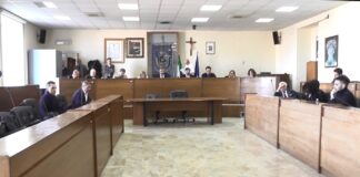 VIDEO INTEGRALE Guerra in consiglio comunale ad Aversa sul caso liceo Fermi: rinviata la discussione sulla variante al Prg