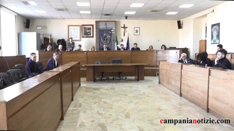 VIDEO INTEGRALE Guerra in consiglio comunale ad Aversa sul caso liceo Fermi: rinviata la discussione sulla variante al Prg