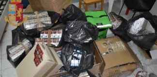 Contrabbando a Napoli, maxisequestro di ‘bionde’ in un negozio di alimentari: 4 arresti e 3 denunce