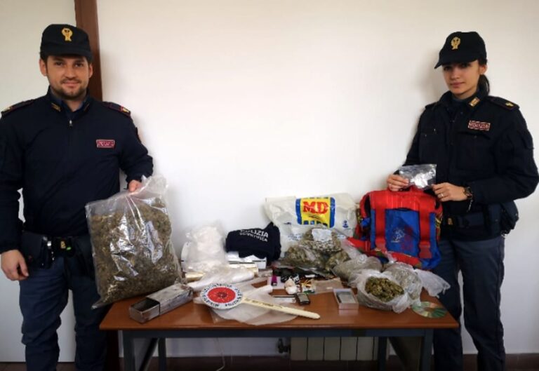 La polizia gli intima di fermarsi ma lui scappa e investe un agente: arrestato 27enne di Teverola. In casa aveva quasi due chili di marijuana