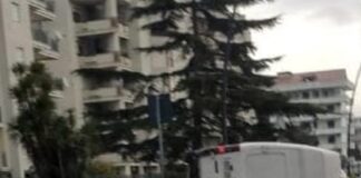 FOTO Paura in viale Olimpico ad Aversa, furgone si ribalta dopo essersi scontrato con un’auto: tragedia sfiorata