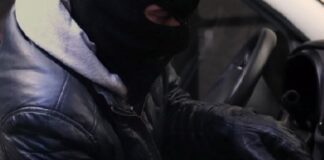 Tentano di rubare un’auto in sosta, sorpresi dalla polizia: arrestati un 35enne e un 34enne di Napoli