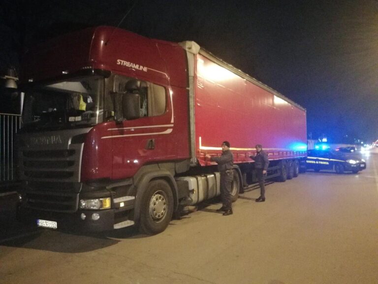 Gasolio di contrabbando, sequestrato nel Casertano autoarticolato con un carico da 27mila litri: denunciati i due autisti